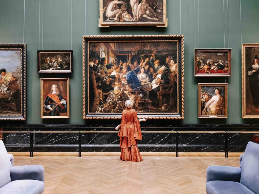 Luxury Vienna video - woman looking at painting in museum- WienTourismus/ Paul Bauer