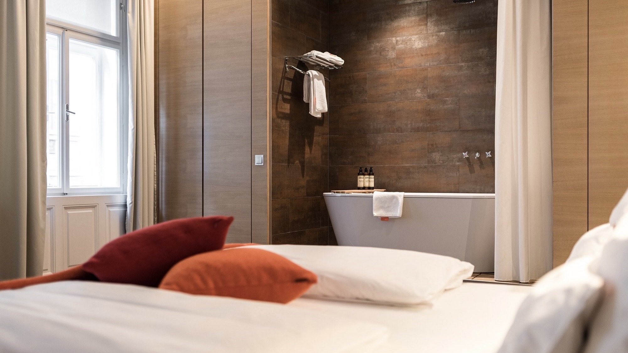 Hollmann Beletage Design & Boutique Hotel bedroom with bathtub